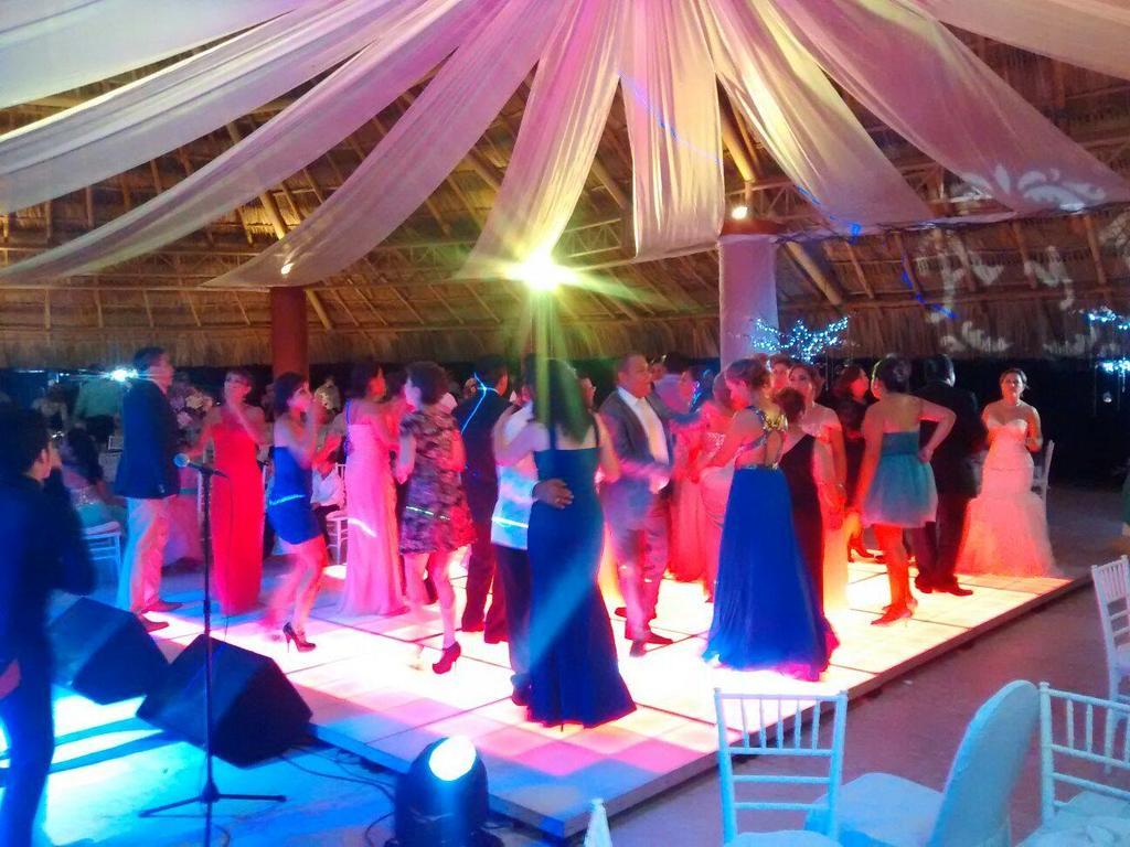 Hotel Terranova 코아트사코알코스 외부 사진 A dance floor