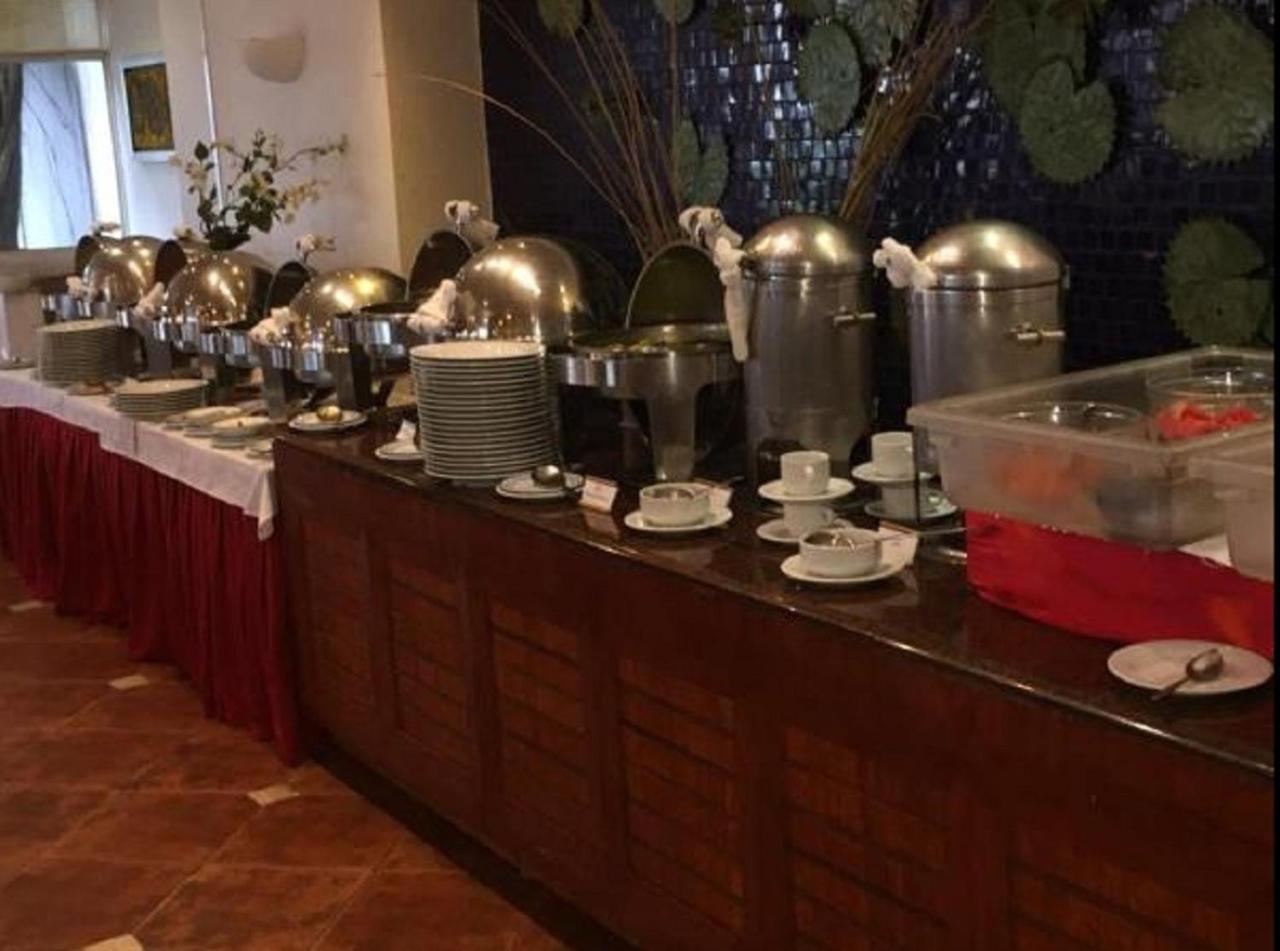 Hotel Terranova 코아트사코알코스 외부 사진 A buffet at a hotel